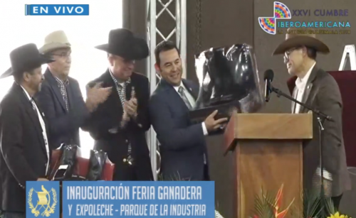 Ganaderos entregaron un par de botas vaqueras al presidente Jimmy Morales para reconocer "el apoyo" que ha brindado al sector. (Foto: Captura de pantalla)