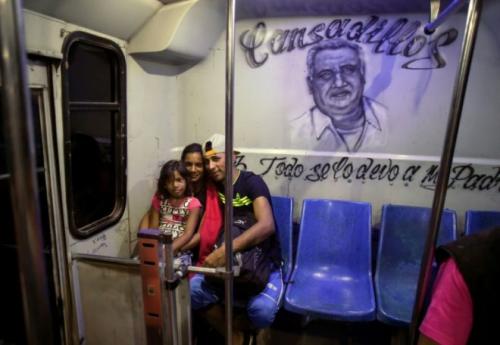 Migrantes suben a un bus en Sinaloa, para seguir su viaje rumbo a EE.UU. (Foto: AFP)