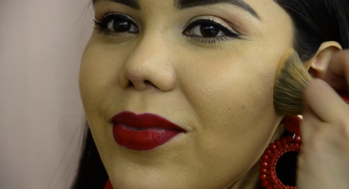 Dispersar la base clara sobre el rostro. (Foto: Selene Mejía/Soy502) 