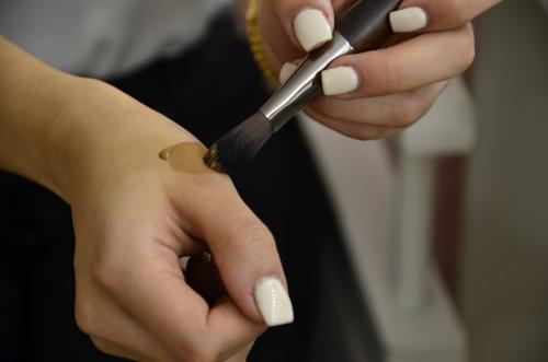 Aplicar la base oscura. (Foto: Selene Mejía/Soy502) 