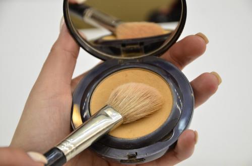 Sellar el maquillaje con una base en polvo del tono de tu piel. (Foto: Selene Mejía/Soy502) 