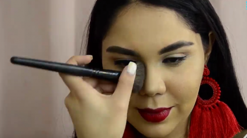 Echar la base en polvo oscura en la orilla de la nariz. (Foto: Selene Mejía/Soy502)