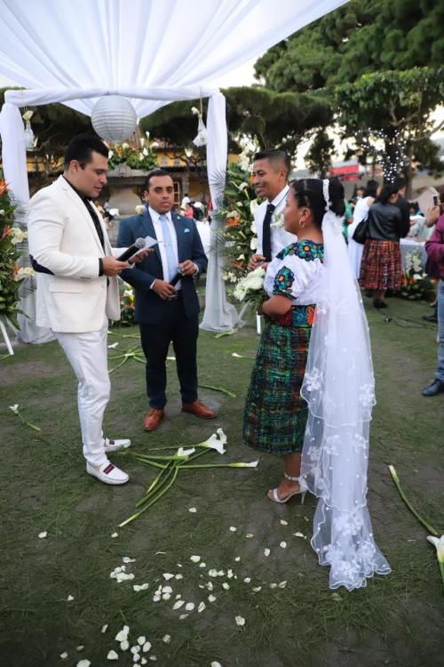 As&iacute; fue la vestimenta del Jefe Edil de Mixco en las bodas multitudinarias. (Foto: captura pantalla Facebook) 