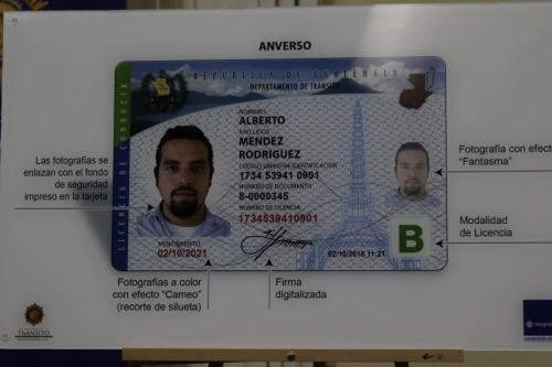Esta es una replica de c&oacute;mo se ver&aacute; el frente de la licencia de conducir. (Foto: Alejandro Bal&aacute;n/Soy502)