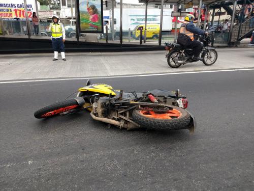 Muere motorista tras ser embestido por un tráiler que se fuga
