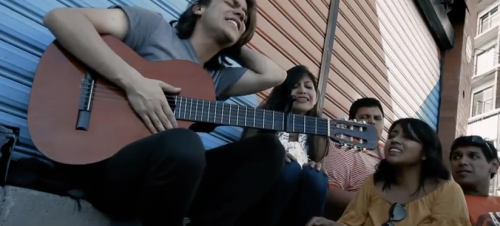 Paola Chuc junto a varios artistas nacionales. (Foto: captura de pantalla) 