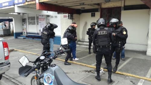 Los agentes identifican a conductores de carros y motos. (Foto: PNC) 