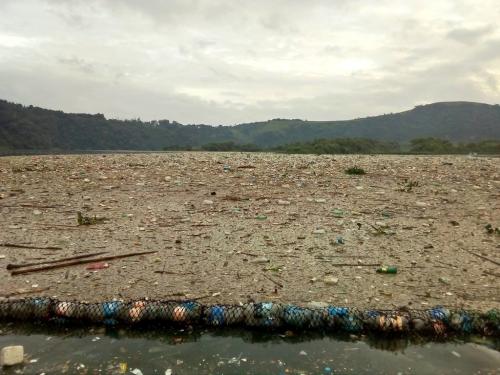 La basura es arrastrada por diferentes ríos que pasan por la ciudad y llegan a ese lago. (Foto: AMSA) 