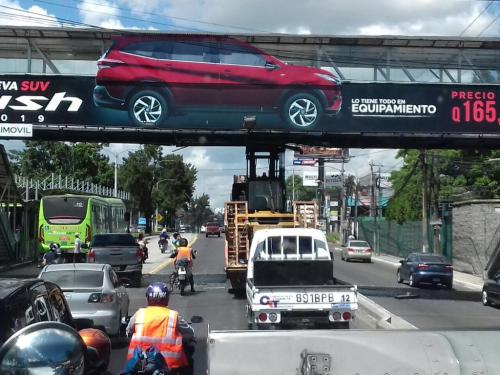 Así quedó el camión con el montacargas. (Foto: captura de pantalla)