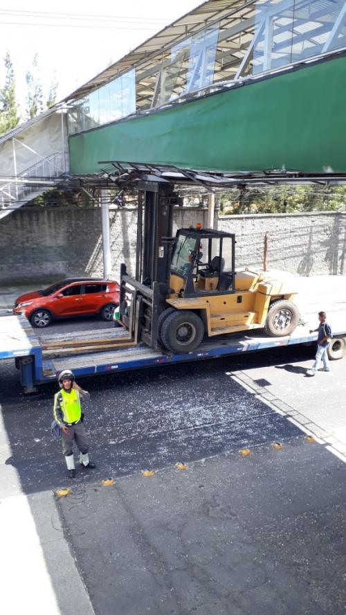 Así se observa el daño en la pasarela que fue inhabilitada de forma momentánea. (Foto: captura de pantalla) 