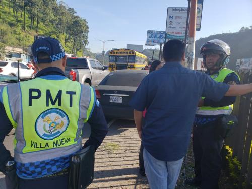 El conductor grab&oacute; a los agentes e intent&oacute; intimidarlos. (Foto: Dalia Santos/PMT) 