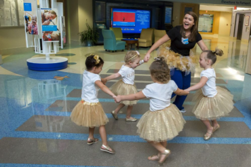 La imagen muestra a las peque&ntilde;as muy recuperadas. (Foto: Johns Hopkins All Children&rsquo;s Hospital)