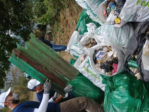 M&aacute;s de 30 colaboradores cambiaron su oficina por un d&iacute;a en las cercan&iacute;as del lago de Amatitl&aacute;n con el fin de limpiarlo y recolectar desechos en los alrededores del lago. (Foto: cortes&iacute;a Bayer)