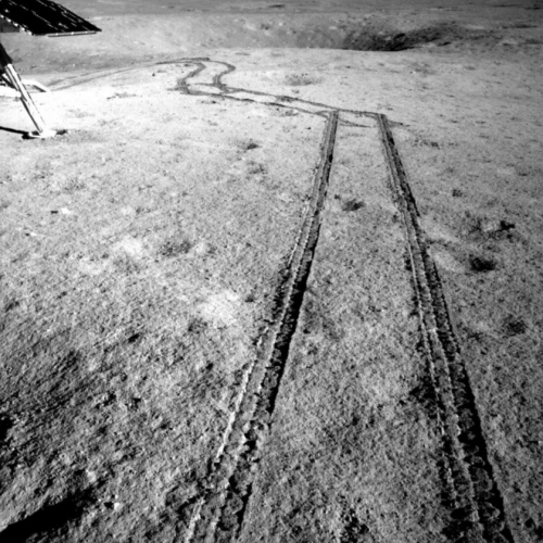 Huellas del Yutu 2 después de su descenso a la luna. (Foto: CLEP / CNSA)