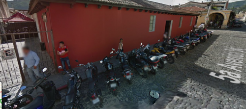 En la fotograf&iacute;a se puede observar cuatro moto parqueadas en l&iacute;nea roja (Foto: Google Maps)