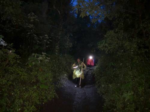 Mientras unos ascendían al caer la noche, muchos descendían tras haber presenciado el espectáculo volcánico. (Foto: Fredy Hernández/Soy502)
