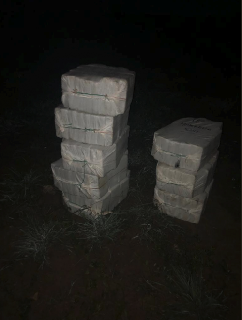 Las fuerzas armadas localizaron tulas que posiblemente contienen droga en Petén. (Foto: Ejército de Guatemala)