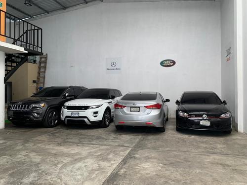 Parte de los vehículos que le fueron incautados a un supuesto narcotraficante. (Foto: MP)