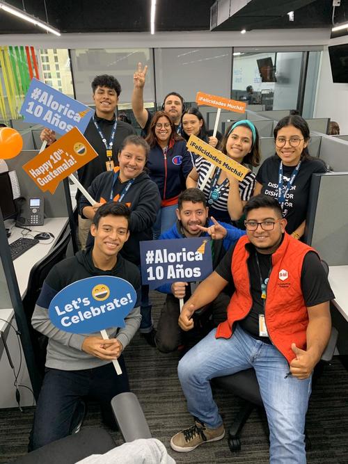 Colaboradores de Alorica celebran vig&eacute;simo aniversario. (Foto: cortes&iacute;a de Alorica)