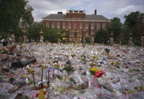 Puerta del Palacio de Kensington (Imagen: Infobae)