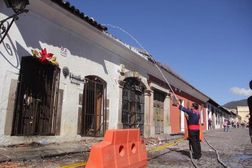 Los techos de varias casas de la Antigua se destruyeron por el incendio ocurrido durante la madrugada del 1 de enero de este 2019. (Foto: Fredy Hern&aacute;ndez/Soy502)