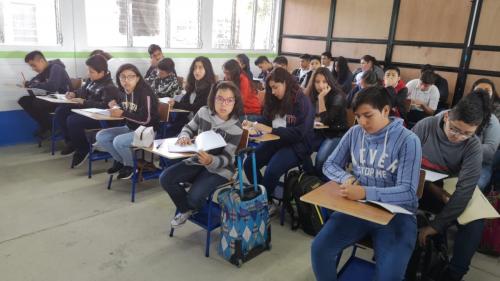Un grupo de estudiantes se muestra entusiasmado en la inauguraci&oacute;n del ciclo escolar. (Foto: Muni Mixco)