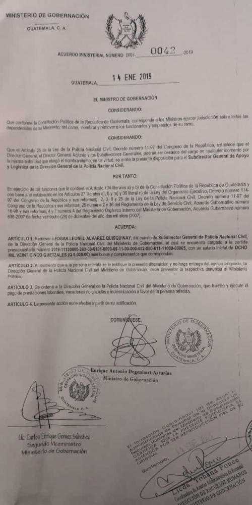 Acuerdo Ministerial en el que se ordena la destituci&oacute;n de &Eacute;dgar Leonel &Aacute;lvarez Quisquinay. (Foto: Soy502)