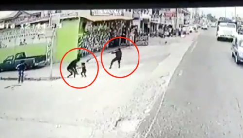 Un agente de la PNC desenfunda el arma, mientras que una mujer trata de quitar a su hija de la línea de fuego. (Captura de pantalla)