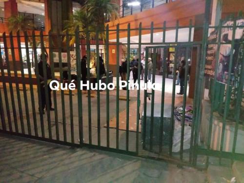 Los hombres dejaron abandonada una caja fuerte. (Foto: captura Facebook) 