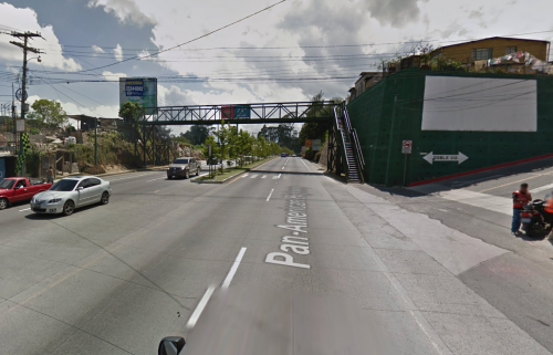 Este es el otro retorno. Es uno de los m&aacute;s peligrosos por su inexistente infraestructura para hacer el cambio de v&iacute;a. (Foto: Google Maps)