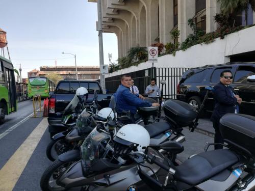 La comitiva afuera de la CSJ. 