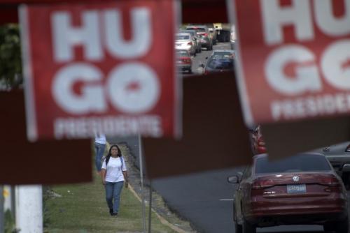 Por el oficialista partido FMLN participa el excanciller Hugo Mart&iacute;nez que aparece tercero en las encuestas. Foto: AFP