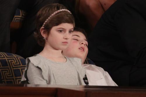 Joshua Trump ahora es famoso, no solo por su historia de acoso escolar sino tambi&eacute;n por esta imagen. Foto: AFP