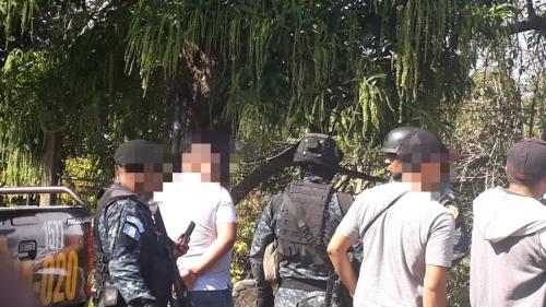 El presunto narcotraficante fue detenido en carretera a El Salvador. (Foto: PNC)