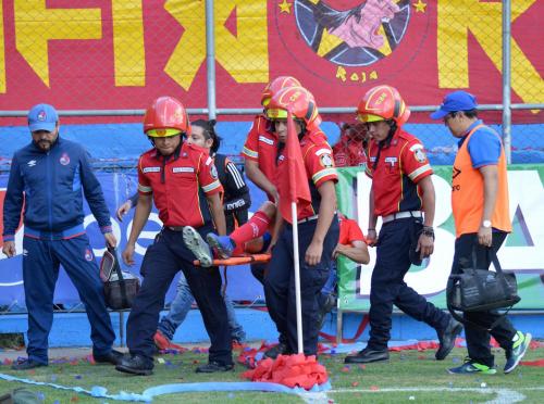 Frank de Le&oacute;n sali&oacute; en camilla de la cancha del Tr&eacute;bol. (Foto: Rudy Mart&iacute;nez/Soy502)