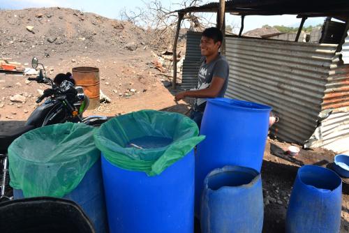 Doña Eufemia y su familia compran agua de un cisterna, porque no cuentan con ningún servicio básico. (Foto: Jesús Alfonso/Soy502)