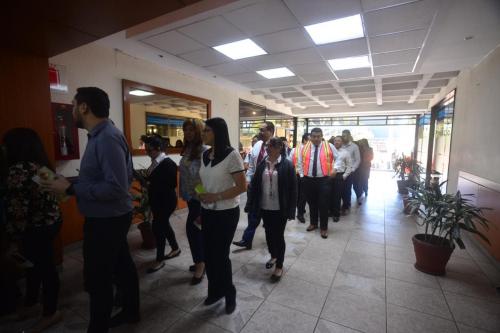 Varias personas fueron evacuadas de sus oficinas de trabajo. (Foto: Jesús Alfonso/Soy502)