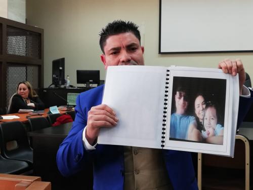 "El Taquero" mostró otra foto donde dice aparece el investigador de CICIG con Alejandra Reyes y la hija que tuvo con Byron Lima. 
