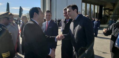 El presidente Jimmy Morales estrecha la mano del director Ejecutivo de FAdeA, Fernando Sibilla, quien confirmó la compra de las aeronaves. (Foto: @fernandosibilla)