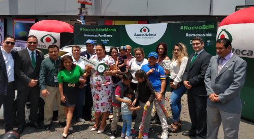 En la agencia de Banco Azteca Chimaltenango, Paola Chuc fue quien hizo entrega del premio. 