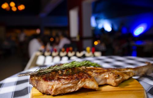 El Tomahawlk, especialidad de la casa, es ideal para compartir. (Foto: George Rojas/Soy502)