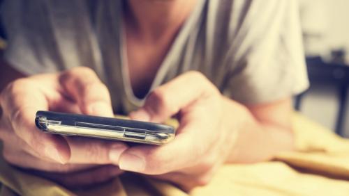 Los expertos explican que coquetear por medio del env&iacute;o de mensajes al celular siempre permite m&aacute;s 'atrevido' que si se hiciera en persona. (Foto: T13).