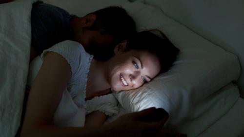 En la actualidad, hay diferentes tipos de infidelidades: besos, caricias, ciber-sexo, coqueteo, piropos, mensajes, chats o l&iacute;neas telef&oacute;nicas er&oacute;ticas, entre otros. (Foto: El Confidencial).