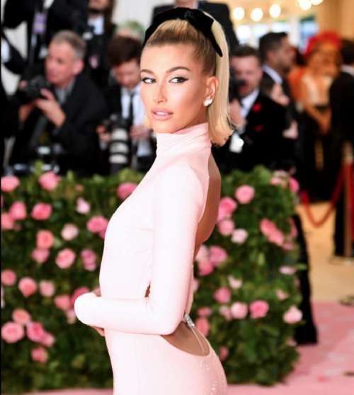 Hayley Baldwin destac&oacute; por su vestido. (Foto: AFP) 