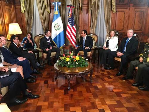 Durante su visita, el secretario de Seguridad de EE.UU., Kevin McAleen, se reunió no sólo con Jimmy Morales, sino que también estuvo presente la canciller Sandra Jovel y el ministro de Gobernación, Enrique Degenhart. (Foto: Gobierno de Guatemala)