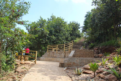 Los senderos dentro de este parque son cortos, pero rodeados de naturaleza y sorprendentes vistas. (Foto: Fredy Hern&aacute;ndez/Soy502)