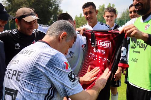 El Atlas le hizo una camiseta personalizada a Don Pepe por ser un gran aficionado. 