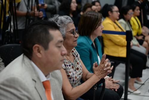 Teresa Lourdes Concepción Estrada Leyton reza mientras escucha la resolución. (Foto: Wilder López/Soy502)