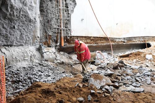 Los obreros trabajan de día y de noche para concluir antes de tiempo este viaducto. (Foto: Muni Guate)