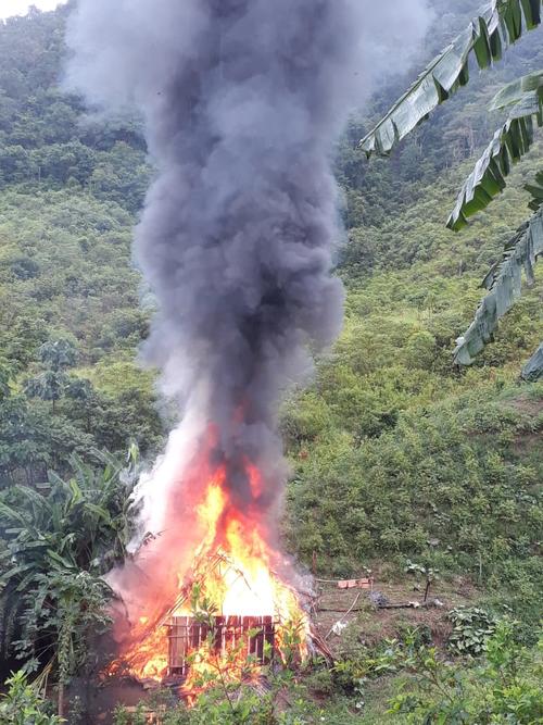 El rancho que servía de narcolaboratorio fue destruido por las autoridades. (Foto: Ministerio de la Defensa) 